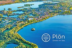 Dieses Luftbild vermittelt den Eindruck, dass Plön tatsächlich in einem See liegt – von so vielen Gewässern ist die Stadt umgeben.