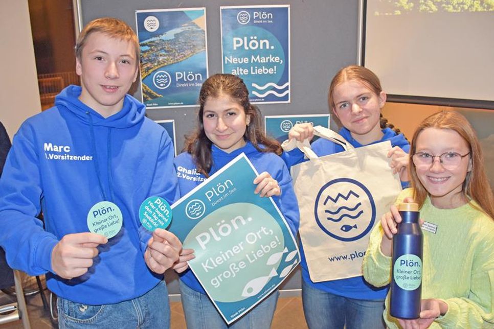 Marc-Phillip Lorenzen, Ghalia Alhasbani, Elisa Berisha und Mia-Sophie Spieckermann (v.l.) vom Plöner Kinder- und Jugendrat haben am Markenprozess aktiv mitgewirkt.