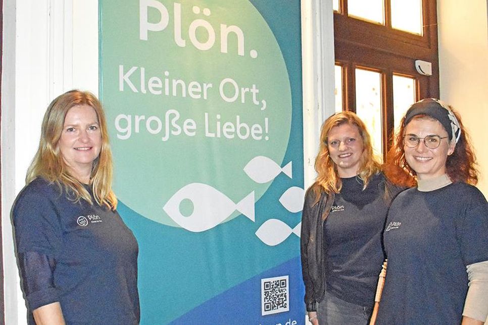 Das Tourismus-Team um Caroline Backmann, Jarka Luther und Babette Otto (v.l.) hat die ersten Banner mit der neuen Stadtmarke bereits platziert.