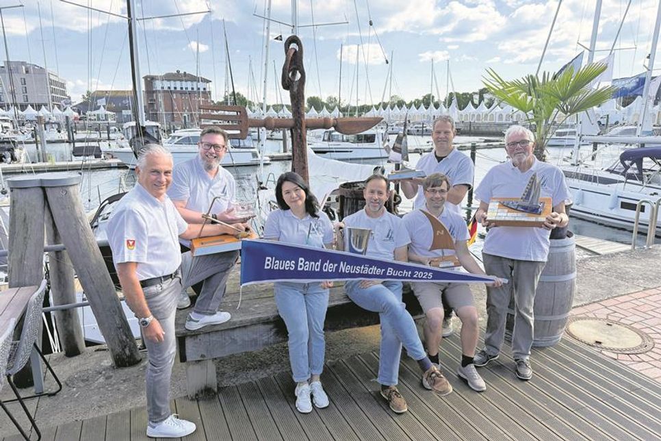 Mit Herzblut, Ehrenamt und vielen Ideen laufen die Vorbereitungen für die beliebte Regatta: Oliver Seiter (Geschäftsführer ancora Marina), Dirk Heckmann (Gewerbeverein Neustadt), Bei Riedel-Wang (ancora Marina), Dr. Udo Stalleicken und Dr. Claas Riedel (beide Wettfahrtleitung NSV), Frans Ijben (Tourismus-Agentur Lübecker Bucht) und der stellvertretende Bürgervorsteher Otto Stoehr (v. lks.).