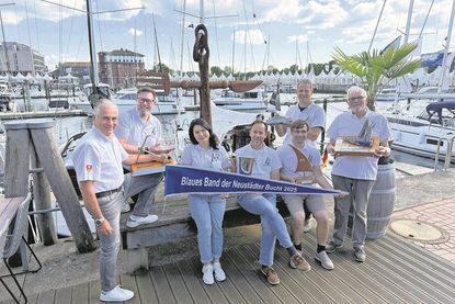 Mit Herzblut, Ehrenamt und vielen Ideen laufen die Vorbereitungen für die beliebte Regatta: Oliver Seiter (Geschäftsführer ancora Marina), Dirk Heckmann (Gewerbeverein Neustadt), Bei Riedel-Wang (ancora Marina), Dr. Udo Stalleicken und Dr. Claas Riedel (beide Wettfahrtleitung NSV), Frans Ijben (Tourismus-Agentur Lübecker Bucht) und der stellvertretende Bürgervorsteher Otto Stoehr (v. lks.).