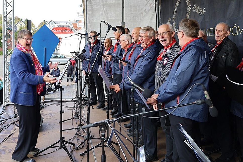 Der Grömitzer Shantychor ist ein Garant für gute Stimmung. (Foto: Christian Lück)