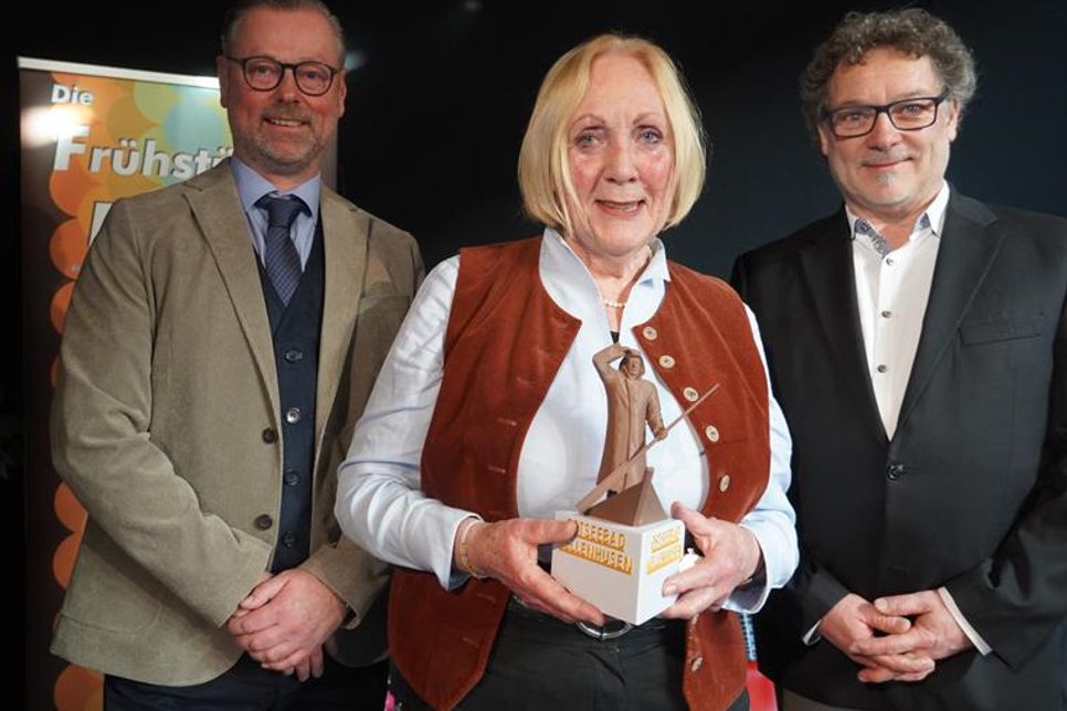 Gratulation: Die geehrte Beate Ruge mit Bürgermeister Stefan Schwardt (lks.) und Tourismusleiter Raymond Kiesbye.