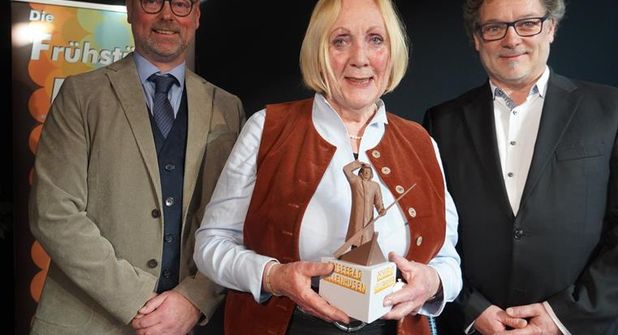 Gratulation: Die geehrte Beate Ruge mit Bürgermeister Stefan Schwardt (lks.) und Tourismusleiter Raymond Kiesbye.