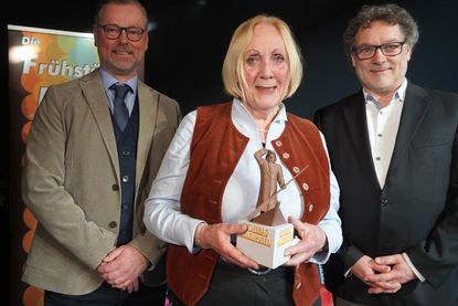 Gratulation: Die geehrte Beate Ruge mit Bürgermeister Stefan Schwardt (lks.) und Tourismusleiter Raymond Kiesbye.