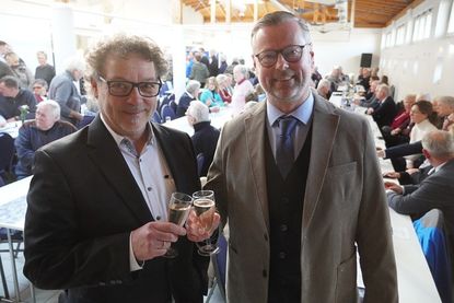 Prost auf 2026: Stefan Schwardt und Raymond Kiesby stoßen gemeinsam an.