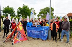 Für „sail & surf“-Geschäftsführer Sven Heinze (re.) ist der Windsurftag eine Herzensangelegenheit.