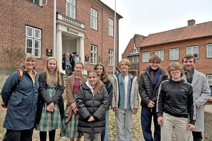Antje Kemmler-Reder mit Schülern ihrer Theater AG sowie des Gymnasiums, die das Programm durch musikalische Beiträge mitgestalten.
