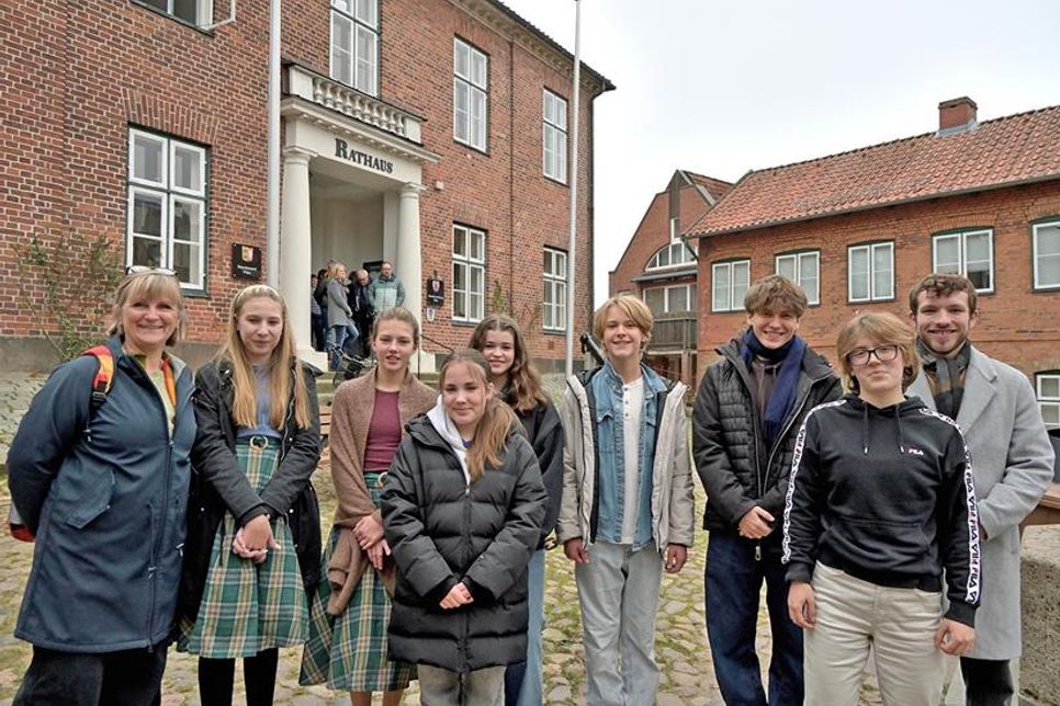 Antje Kemmler-Reder mit Schülern ihrer Theater AG sowie des Gymnasiums, die das Programm durch musikalische Beiträge mitgestalten.