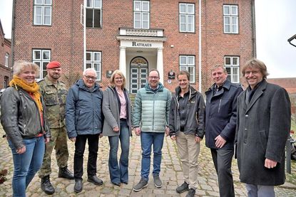 Sie laden zur Volkstrauertagsveranstaltung ein: (v. l.) Militärpfarrerin Claudia Köckert, Stabsfeldwebel Lars Bauer, Volksbund-Kreisvorsitzender Peter Sönnichsen, Bürgermeisterin Mira Radünzel-Schneider, Bürgervorsteher Thure Koll, Dr. Detlev Kraack als Vertreter des Gymnasiums Schloss Plön, Regionaldirektor Rüdiger Jantzen als Vertreter der Förde Sparkasse und Pastor Lutz Thiele, Evangelisch-Lutherische Kirchengemeinde Plön.