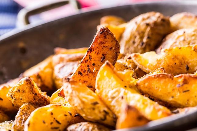 Drei einfache Beilagen-Rezepte für den Grillabend: Kartoffeln, Salat und Brot.