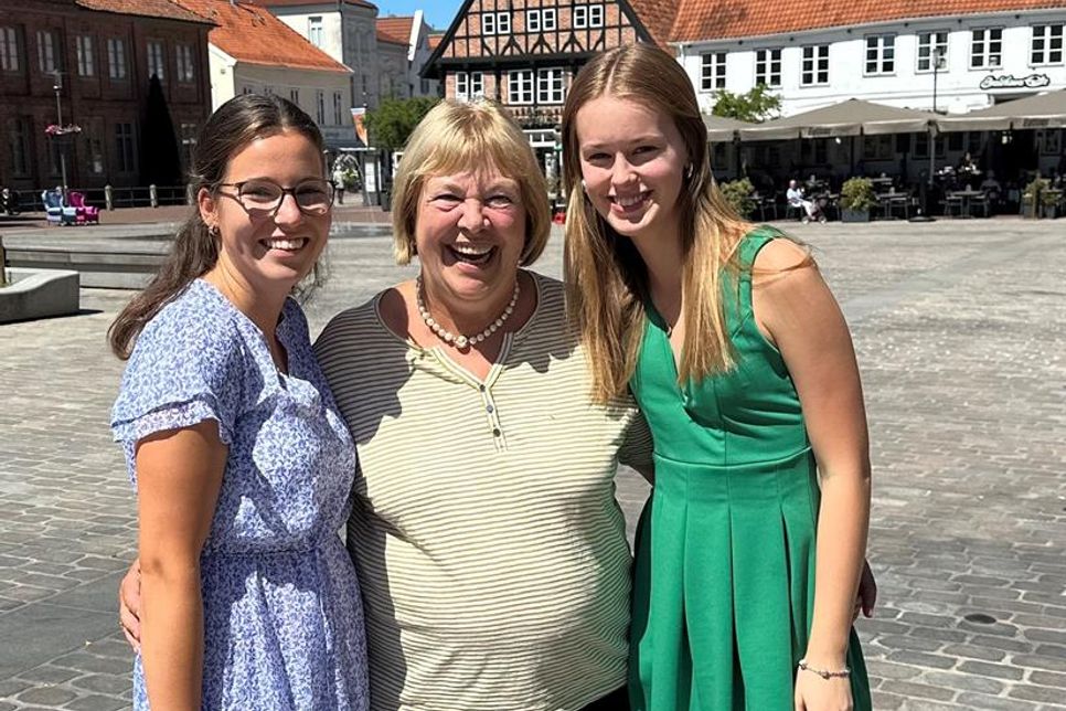 Bettina Hagedorn (Mitte) mit Katharina Görl (lks.) und Emilie Rix (re.).