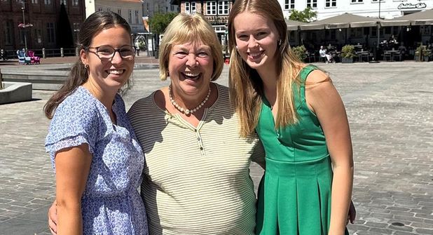Bettina Hagedorn (Mitte) mit Katharina Görl (lks.) und Emilie Rix (re.).