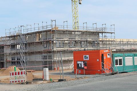 Der Stand der Dinge im April 2026: So sah der Rohbau beim Richtfest aus.