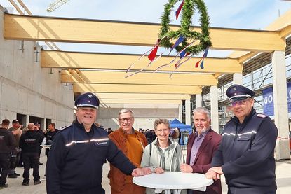 Mit dem Richtfest für das neue Feuerwehrhaus im Meinsdorfer Weg rückt der Umzug der Eutiner Blauröcke in Sichtweite. Entsprechend groß war die Freude unter der Richtkrone bei Ortswehrführer Jörg Böckenhauer (v.li.), dem Feuerwehrausschuss-Vorsitzenden Uwe