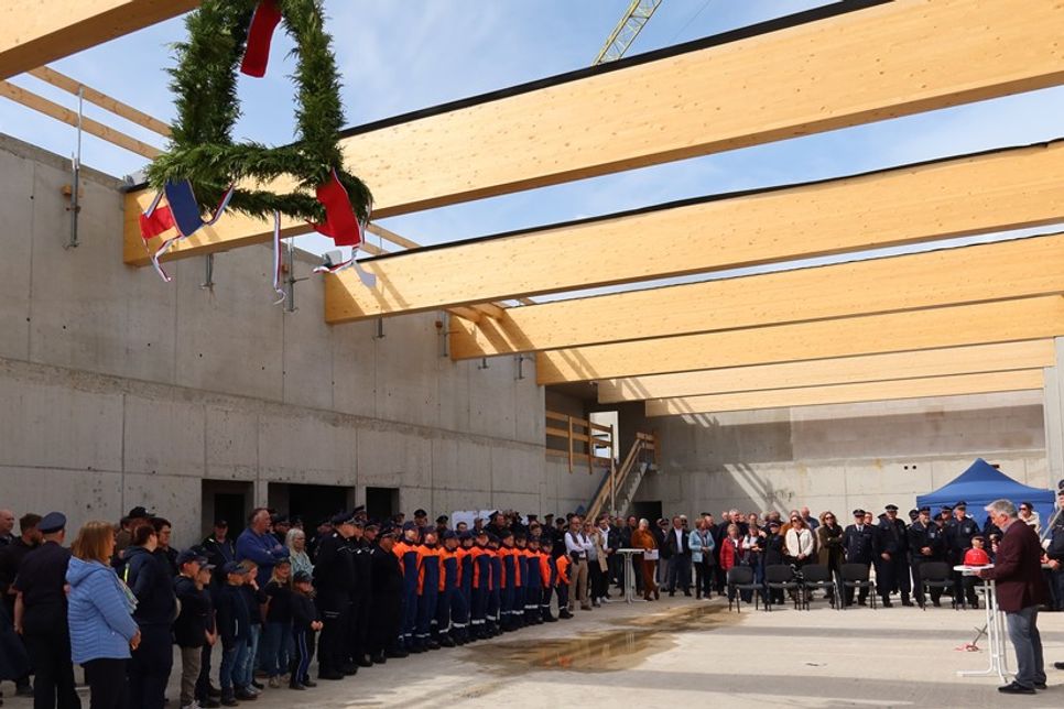 Die künftige Kraftfahrzeughalle war der Ort für den Festakt zum Richtfest.