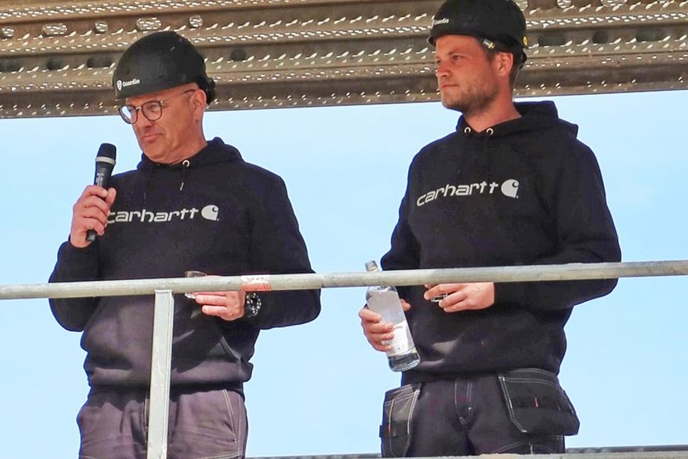 Die Zimmerer Gert Hahn (li.) und Henrik Osterkamp beim Richtspruch.