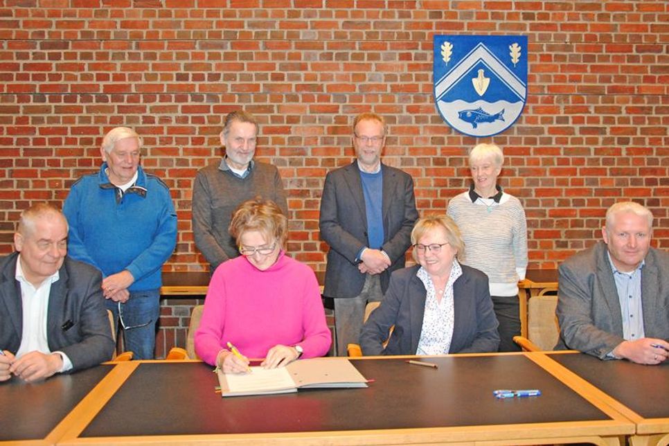 Sie unterzeichneten eine Kooperationsvereinbarung (untere Reihe, v.l.): Bürgermeister Gerd Radisch (Schönkirchen), Bürgermeisterin Hilla Mersmann (Mönkeberg), Dorothea Hohaus (Vorsitzende der Preetzer Tafel) und Bürgermeister Tade Peetz (Heikendorf). Bei der Unterzeichnung dabei waren (obere Reihe, v.l.): Jürgen Ploen (SoVD Heikendorf) Reinhold Blomberg (Handels- und Gewerbeverein Heikendorf), Jürgen Hoffmeister (DRK Schrevenborn), Ellen Weisbrod (AWO Heikendorf).