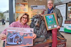 Apothekerin Bettina Krause und Ulrich Kock, Geschäftsführer der Niederdeutschen Bühne, laden zum Mitmachen ein.