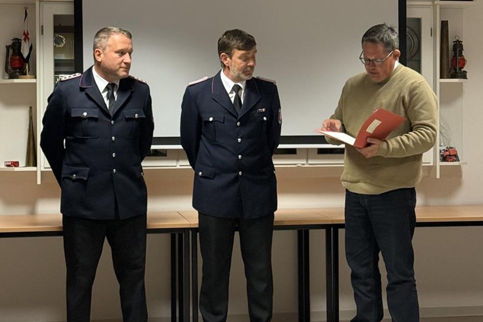 Bürgermeister Sebastian Rieke vergibt Auszeichnungen.