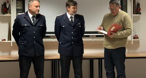 Bürgermeister Sebastian Rieke vergibt Auszeichnungen.