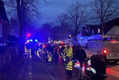 Viele bunte Laternen erleuchteten den Weg durch die Straßen.