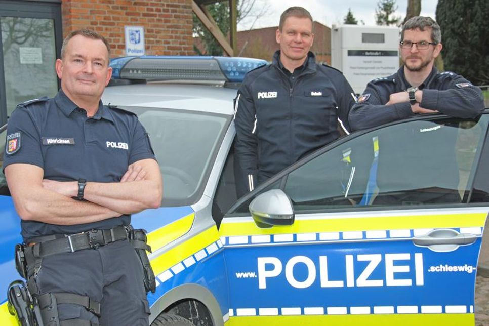 Vorstellung in Schönkirchen. Diese drei Polizisten lenken künftig die Geschicke der Polizeistationen in Schönkirchen, Schwentinental und Wankendorf (v.l.): Arne Hinrichsen, Peter Schulz, Nils Lebenhagen.