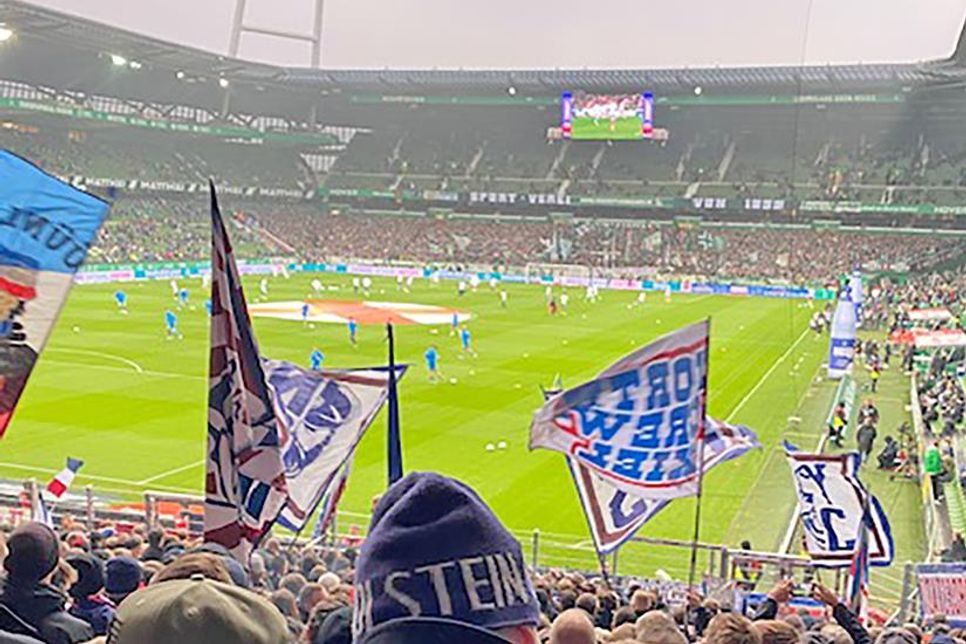 Beeindruckend: Über 4000 Kieler Fans in Bremen.