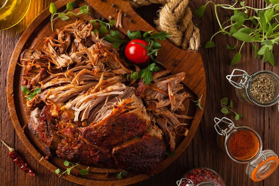 Zart, saftig, aromatisch: Pulled Pork vom Grill – langsam gegart nach Low-&-Slow-Methode.