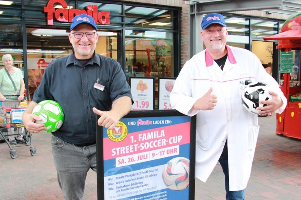 Sie sind startklar und blicken dem 1. famila-Street-Soccer-Cup freudig entgegen: famila-Marktleiter Oliver Wagner (lks.) und sein Stellvertreter Martin Dittrich.