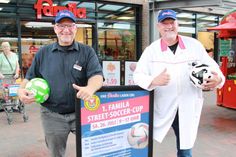 Sie sind startklar und blicken dem 1. famila-Street-Soccer-Cup freudig entgegen: famila-Marktleiter Oliver Wagner (lks.) und sein Stellvertreter Martin Dittrich.