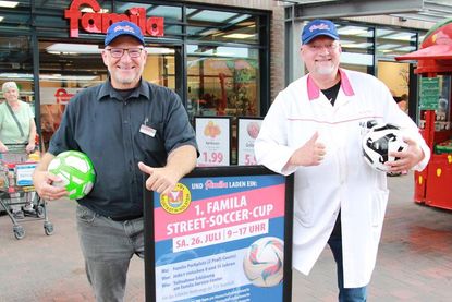 Sie sind startklar und blicken dem 1. famila-Street-Soccer-Cup freudig entgegen: famila-Marktleiter Oliver Wagner (lks.) und sein Stellvertreter Martin Dittrich.