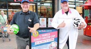 Sie sind startklar und blicken dem 1. famila-Street-Soccer-Cup freudig entgegen: famila-Marktleiter Oliver Wagner (lks.) und sein Stellvertreter Martin Dittrich.