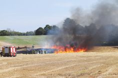 Einsatzkräfte aus fünf Wehren nahmen an der rund siebeneinhalbstündigen Fortbildung „Vegetationsbrandbekämpfung“ der Freiwilligen Feuerwehr Hemmelsdorf auf dem Feld von Landwirt Severin von Rumohr teil.