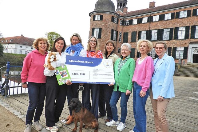 Andrea Friederichsen (ACT 122, von links), Heike Holz (Petze-Institut), Inke Sörensen, Anne Taubert, Heike von der Decken, Christiane Walther, Britta Marutz und Kathrin Dohrmann (alle ACT 122) bei der Scheckübergabe.
