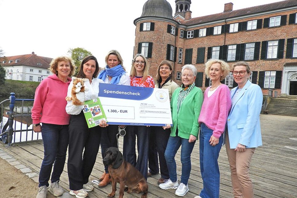 Andrea Friederichsen (ACT 122, von links), Heike Holz (Petze-Institut), Inke Sörensen, Anne Taubert, Heike von der Decken, Christiane Walther, Britta Marutz und Kathrin Dohrmann (alle ACT 122) bei der Scheckübergabe.