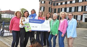 Andrea Friederichsen (ACT 122, von links), Heike Holz (Petze-Institut), Inke Sörensen, Anne Taubert, Heike von der Decken, Christiane Walther, Britta Marutz und Kathrin Dohrmann (alle ACT 122) bei der Scheckübergabe.