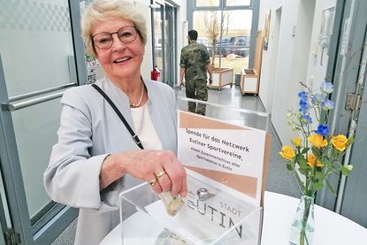 Die Spenden des Abends gingen das Netzwerk der Eutiner Sportvereine. Hier füttert Ingrid Berger, Vorsitzende der Eutiner Bürgerstiftung, die Sammelkiste.