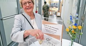 Die Spenden des Abends gingen das Netzwerk der Eutiner Sportvereine. Hier füttert Ingrid Berger, Vorsitzende der Eutiner Bürgerstiftung, die Sammelkiste.