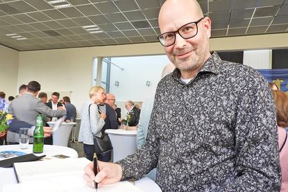Timo Hantel, Vorsitzender der Turnerschaft Riemann, beim Eintrag ins Goldene Buch.