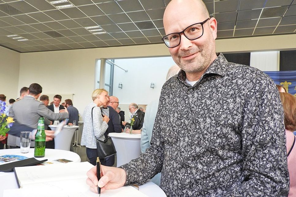 Timo Hantel, Vorsitzender der Turnerschaft Riemann, beim Eintrag ins Goldene Buch.