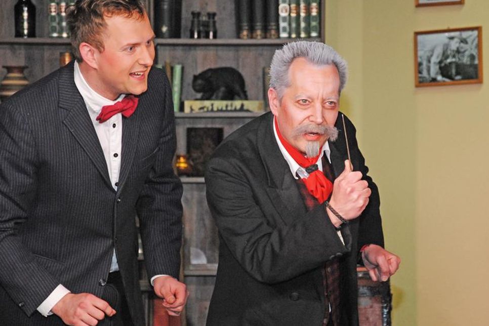 Begeistert klebt Gerichtsassessor Friedmund Seug (Collin Eckelmann) an den Lippen von Karl May, wenn der voller Inbrunst seine heldenhaften Abenteuer nacherzählt.