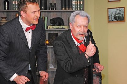 Begeistert klebt Gerichtsassessor Friedmund Seug (Collin Eckelmann) an den Lippen von Karl May, wenn der voller Inbrunst seine heldenhaften Abenteuer nacherzählt.