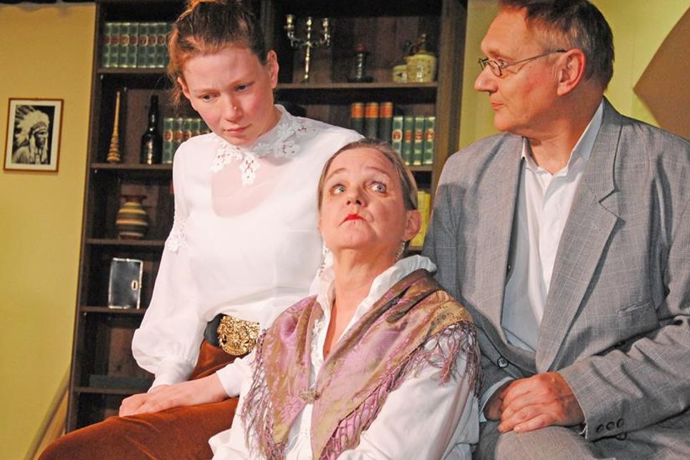 Karl Mays Schwindel fliegt allmählich auf. „Was tun?“ fragen sich Mays spätere Ehefrau Klara Plöhn (Maria Orth, l.), Mays erste Ehefrau Emma May (Martina Kussin) und Buchverleger Friedrich Fehsenfeld (Horst Schock).