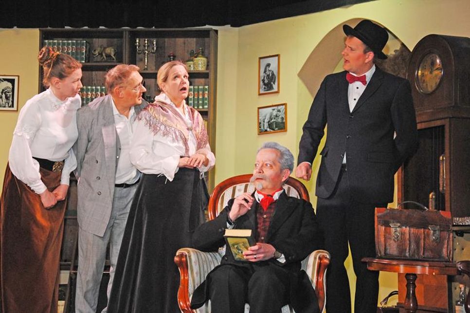 Wird Betrüger Karl May Gnade vor Recht ergehen? Drückt Manitu ein Auge zu? In der lehrreichen Komödie „Manitu kniept een Oog to“ kommt alles ans Licht, gespielt vom aktuellen Ensemble der Heikendorfer Speeldeel (v.l.): Maria Orth, Horst Schock, Martina Kussin, Marc Wiens, Collin Eckelmann.