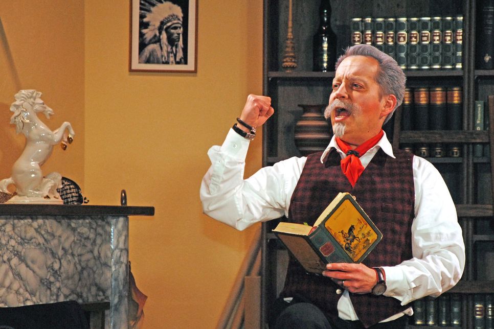 Romanautor Karl May (Marc Wiens) liebt es, den starken Mann zu markieren.