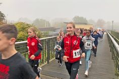 Mehr als 400 Gymnasiasten rannten anlässlich des traditionellen Lauftags über die alte Schwentinebrücke.