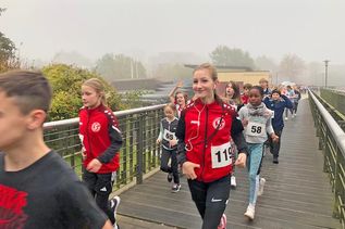 Mehr als 400 Gymnasiasten rannten anlässlich des traditionellen Lauftags über die alte Schwentinebrücke.