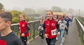Mehr als 400 Gymnasiasten rannten anlässlich des traditionellen Lauftags über die alte Schwentinebrücke.