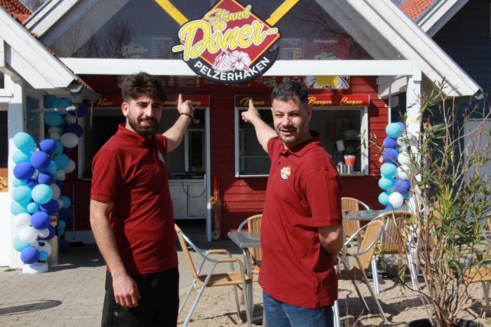 Cebrail und Hassan Cali (v. lks.) freuen sich darauf ihre Gäste in ihrem Dönerparadies am Strand begrüßen zu können.